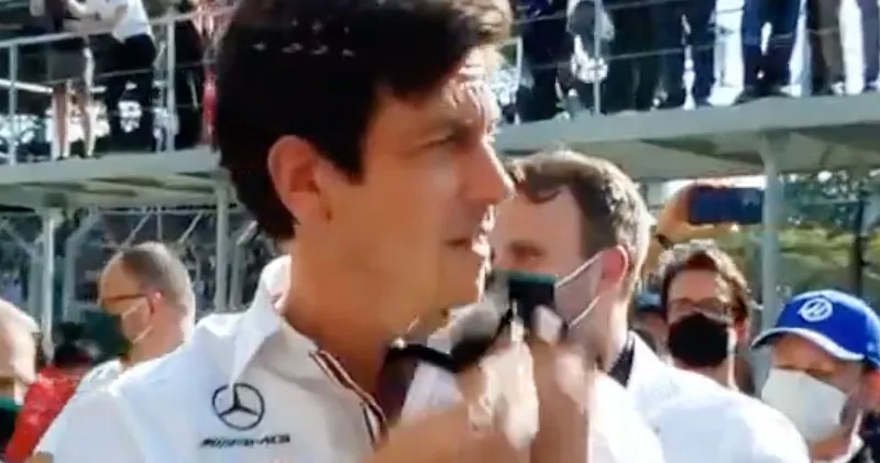 Video. Toto Wolff klaar met mondkapjes: 'F*ck the mask'