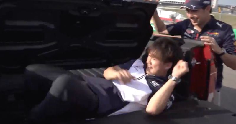 Video. Yuki Tsunoda wordt door Red Bull-collega's in kofferbak gepropt