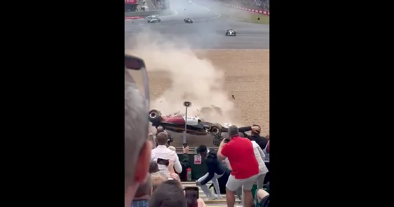 Video. Guanyu Zhou vliegt bijna het publiek in na mega klapper