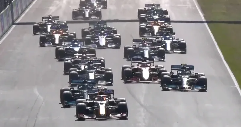 Video. Max Verstappen heeft goede start en behoudt leiding Dutch Grand Prix