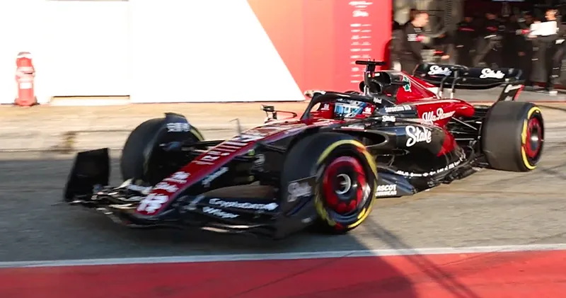 Video. Alfa Romeo C43 eerste 2023 F1-auto op het asfalt