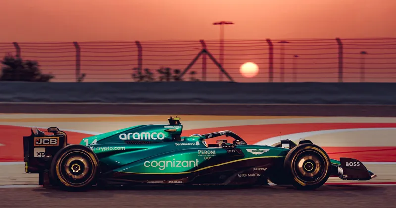 Fernando Alonso voedt geruchten over Aston Martin: 'Beter dan Ferrari'