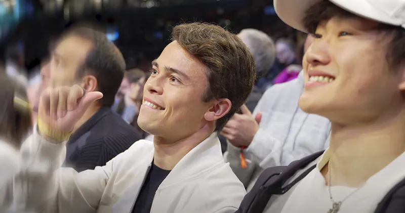 Video. Achter de schermen met Nyck de Vries tijdens de AlphaTauri-launch