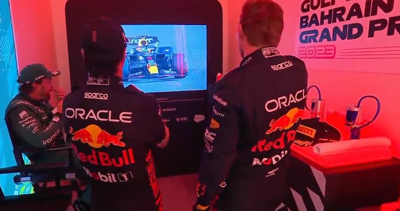 Video. Onderonsje tussen Verstappen, Alonso en Pérez in de cool down room