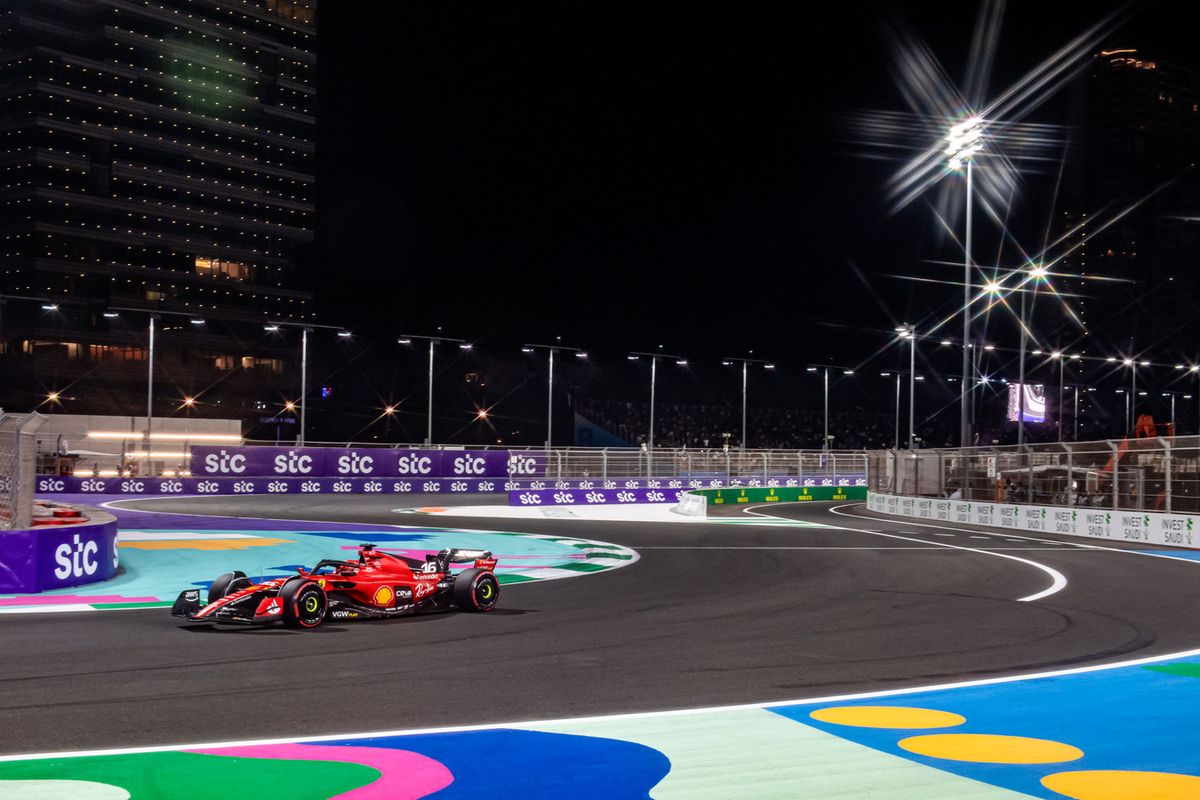 Ferrari implodeert in Jeddah: Leclerc tiert over radio en gat naar Red Bull gegroeid