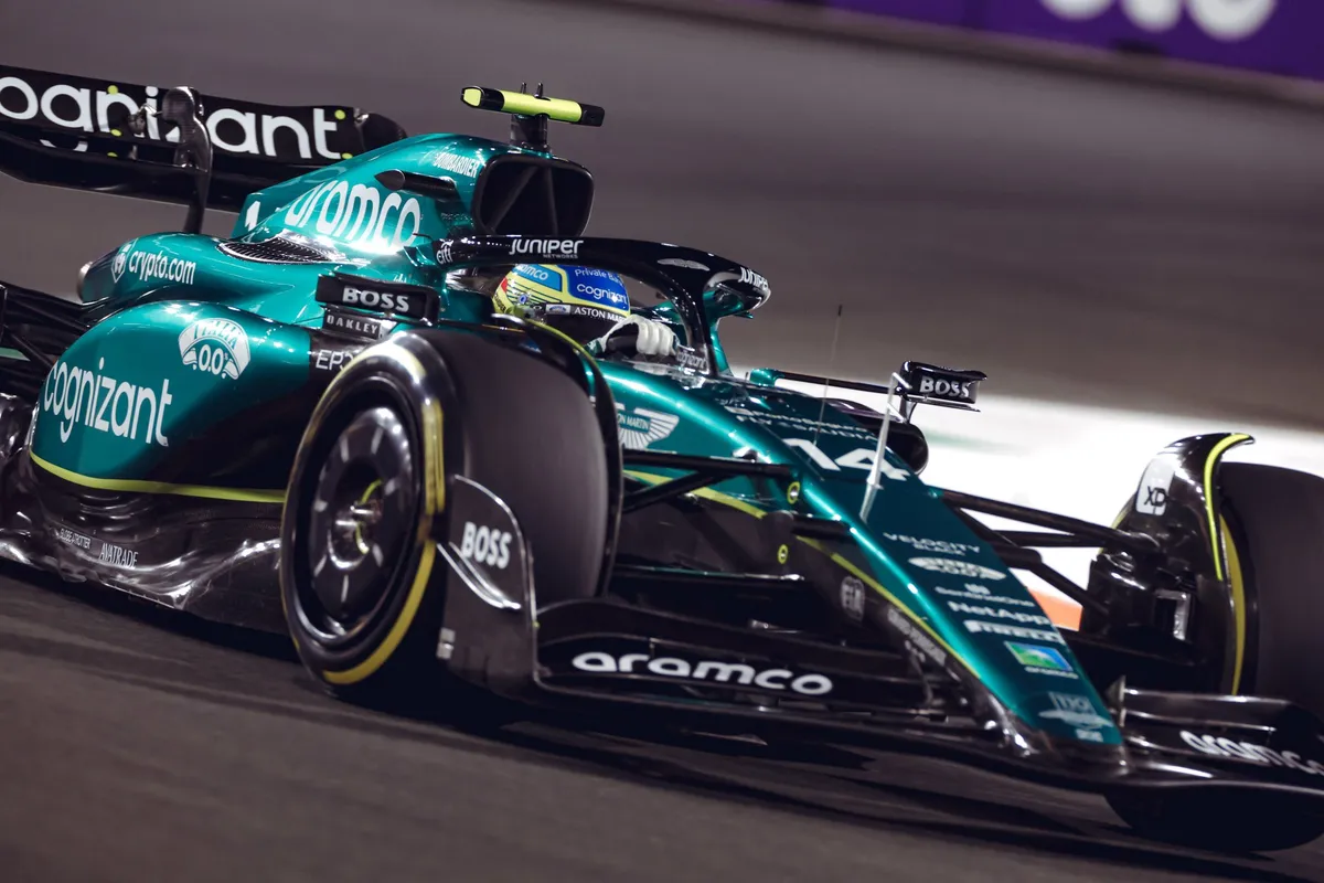 Fernando Alonso ziet Max Verstappen 'minimaal' op het podium eindigen in Jeddah