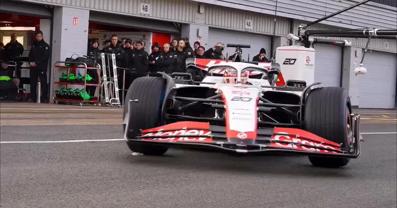 Video: Kevin Magnussen maakt eerste meters met nieuwe Haas VF23