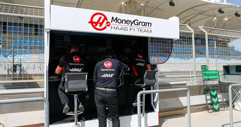Haas grapt over kleine pitmuur: 'Het is hier kouder dan normaal'