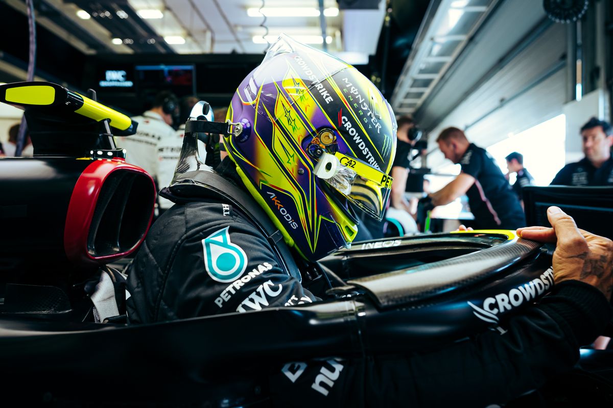 Lewis Hamilton reageert op eigen pijnlijke opmerking over Mercedes-collega's