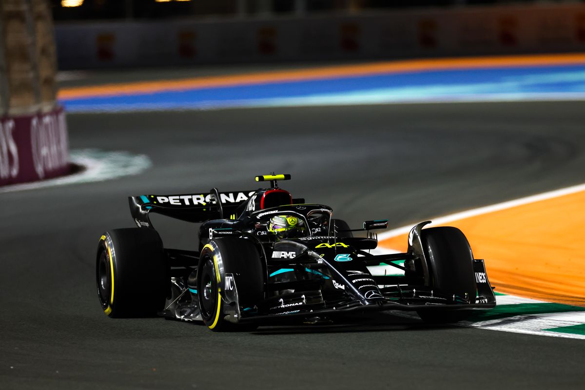 Lewis Hamilton over probleem met W14: 'Dat maakt het ongemakkelijk'