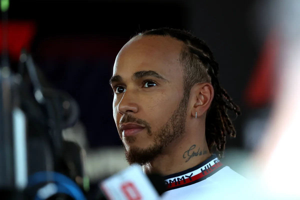 Video: Lewis Hamilton laat zijn verborgen zangtalent horen