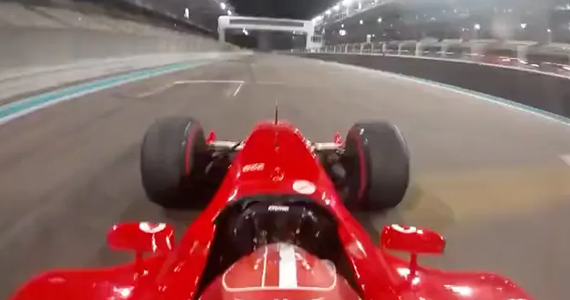 Video. Charles Leclerc scheurt in de Ferrari F2003 van Michael Schumacher