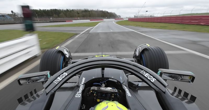 Video: De eerste rondes van Lewis Hamilton in zijn nieuwe W14