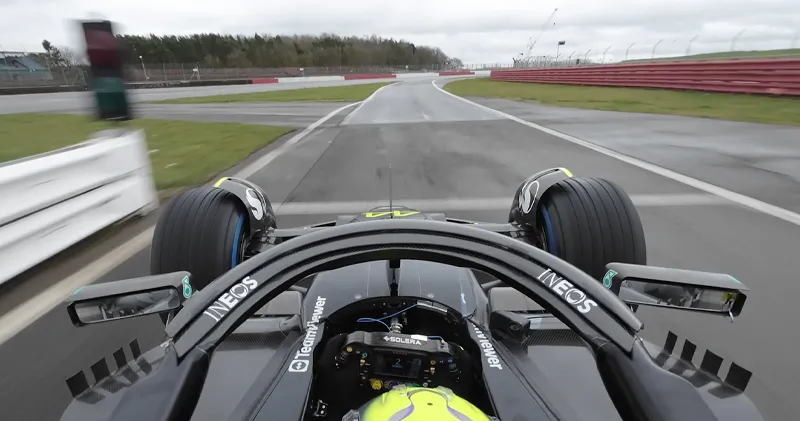 Video: De eerste rondes van Lewis Hamilton in zijn nieuwe W14