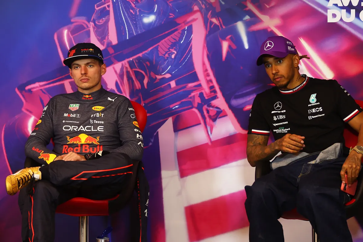 Onder andere Max Verstappen opgeroepen om Lewis Hamilton te helpen