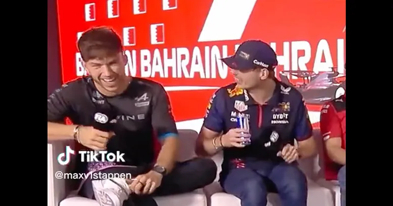Video. Max Verstappen heeft de tijd van zijn leven op de persconferentie in Bahrein