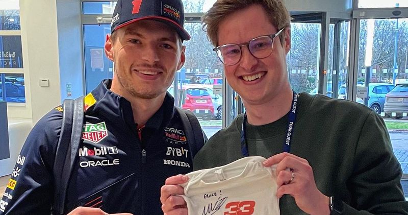 Max Verstappen signeert speciaal baby rompertje