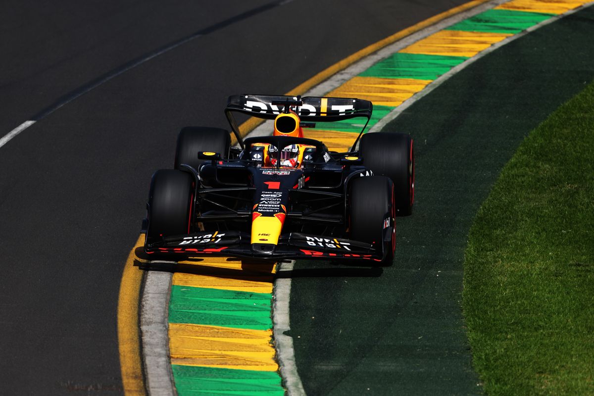 Ontevreden Max Verstappen zet ondanks spin de snelste tijd neer tijdens VT1 in Australië