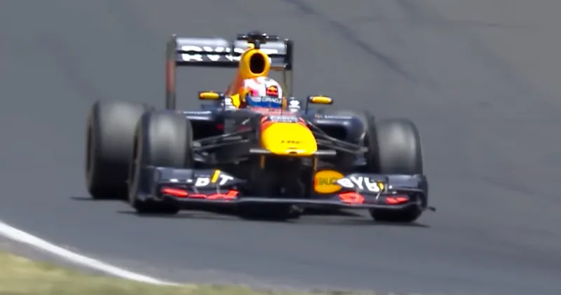 Video: Geniet van een krijsende Red Bull RB7 met V8-motor op Mount Panorama