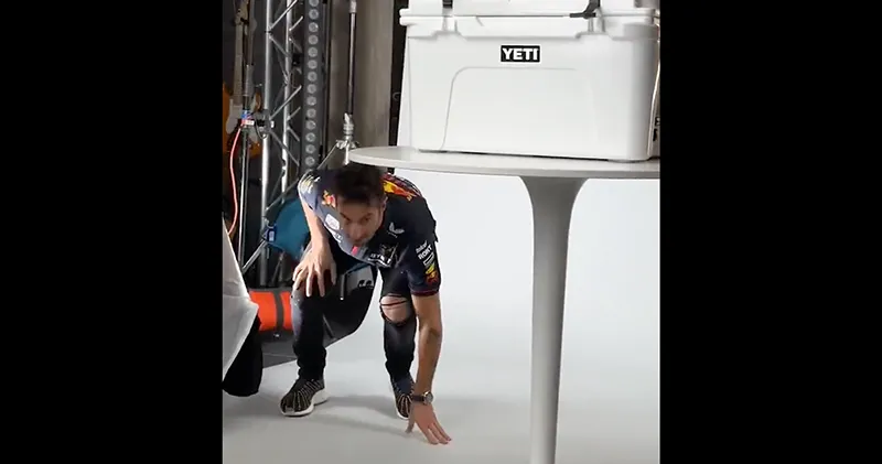 Video. Daniel Ricciardo test nieuwe Red Bull-kleding