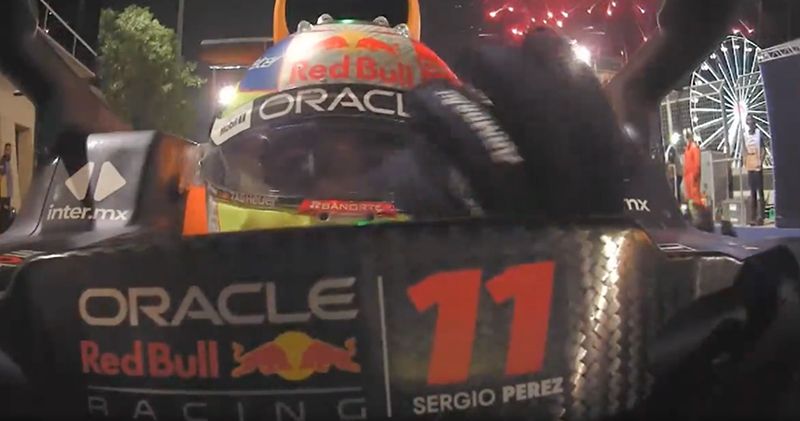 Video. Max Verstappen schiet schans onder bolide Sergio Pérez in Bahrein