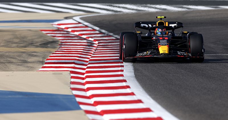 Sergio Pérez zet snelste tijd neer in VT1 in Bahrein, Alonso tweede