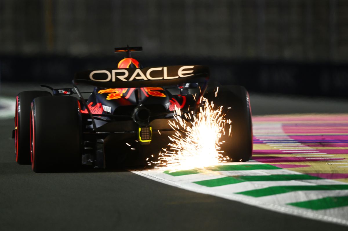 Max Verstappen verslaat Fernando Alonso nipt tijdens de tweede vrije training in Saoedi-Arabië