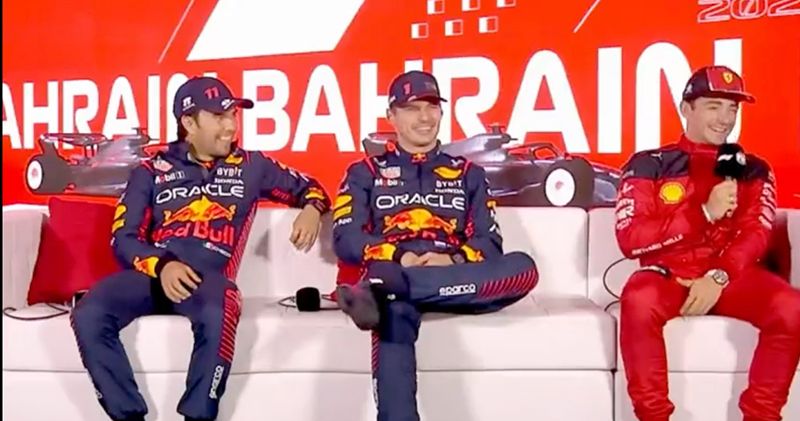 Video. Max Verstappen grapt met Charles Leclerc over 'kapotte' Ferrari: 'Was een zandzak'
