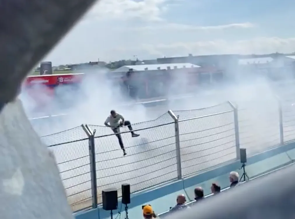 Video: Klimaatactivisten verzieken Formule E-start, Robin Frijns reageert