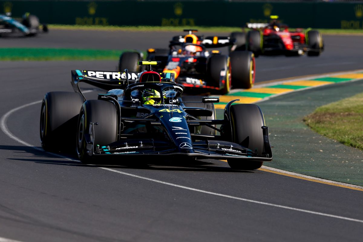Lewis Hamilton ineens vol vertrouwen: 'Gat naar Red Bull niet zo groot'