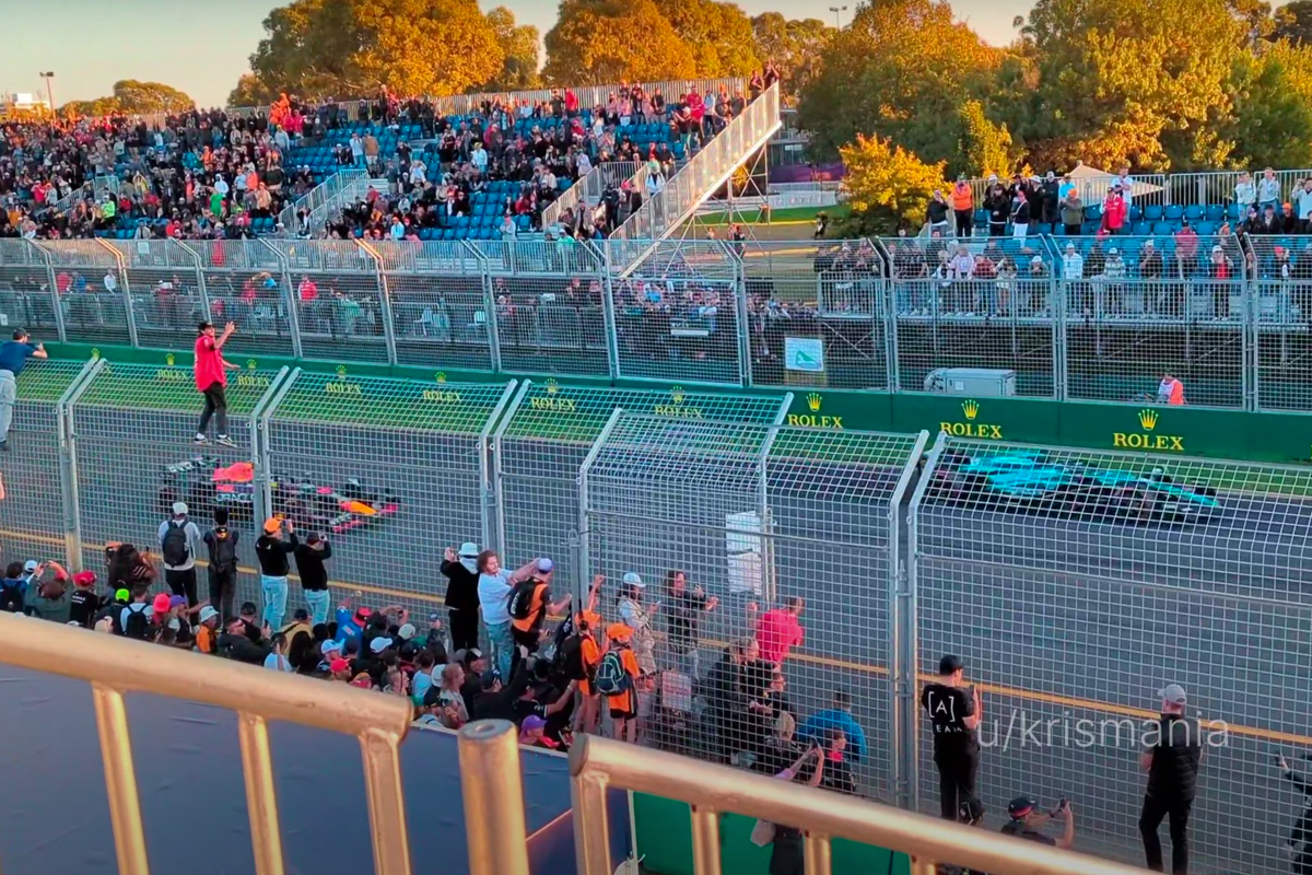 Video: Supporters betreden circuit in Australië terwijl Formule 1-auto's nog rijden