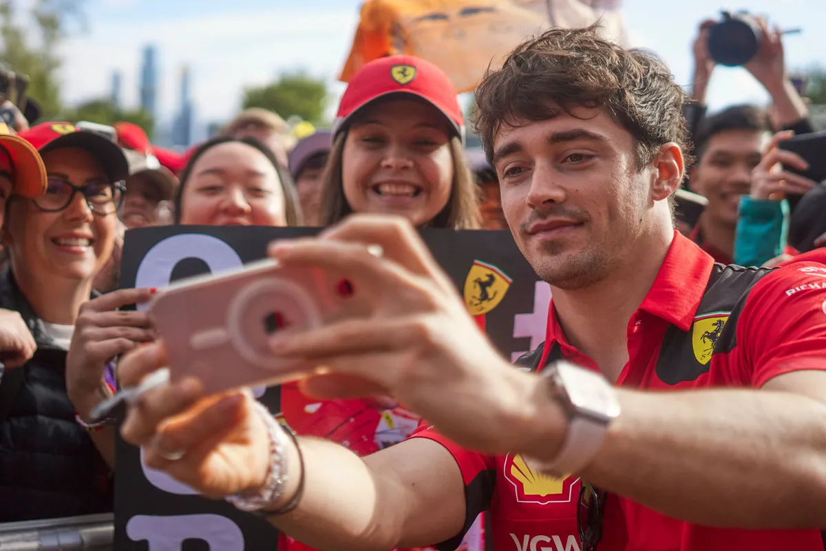 Oud-teammanager haalt uit naar Charles Leclerc: 'Sainz werkt harder'