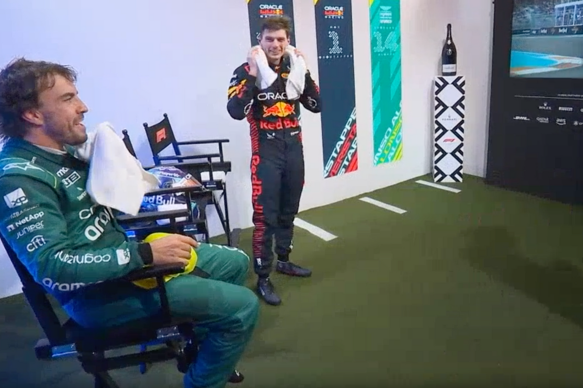 Video: Max Verstappen grapt met Fernando Alonso in de cooldown room: 'Je was dit keer aardig'