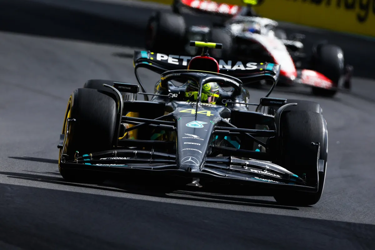 Video: Lewis Hamilton toont in Miami zijn meest uitbundige outfit