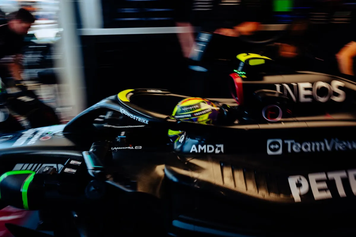 Mercedes in zak en as na P13 van Lewis Hamilton: 'Lijkt alsof we stilstaan'