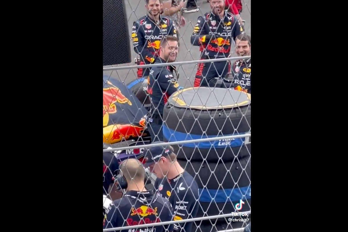 Video: Monteurs van Max Verstappen lachen haters uit op de grid in Miami