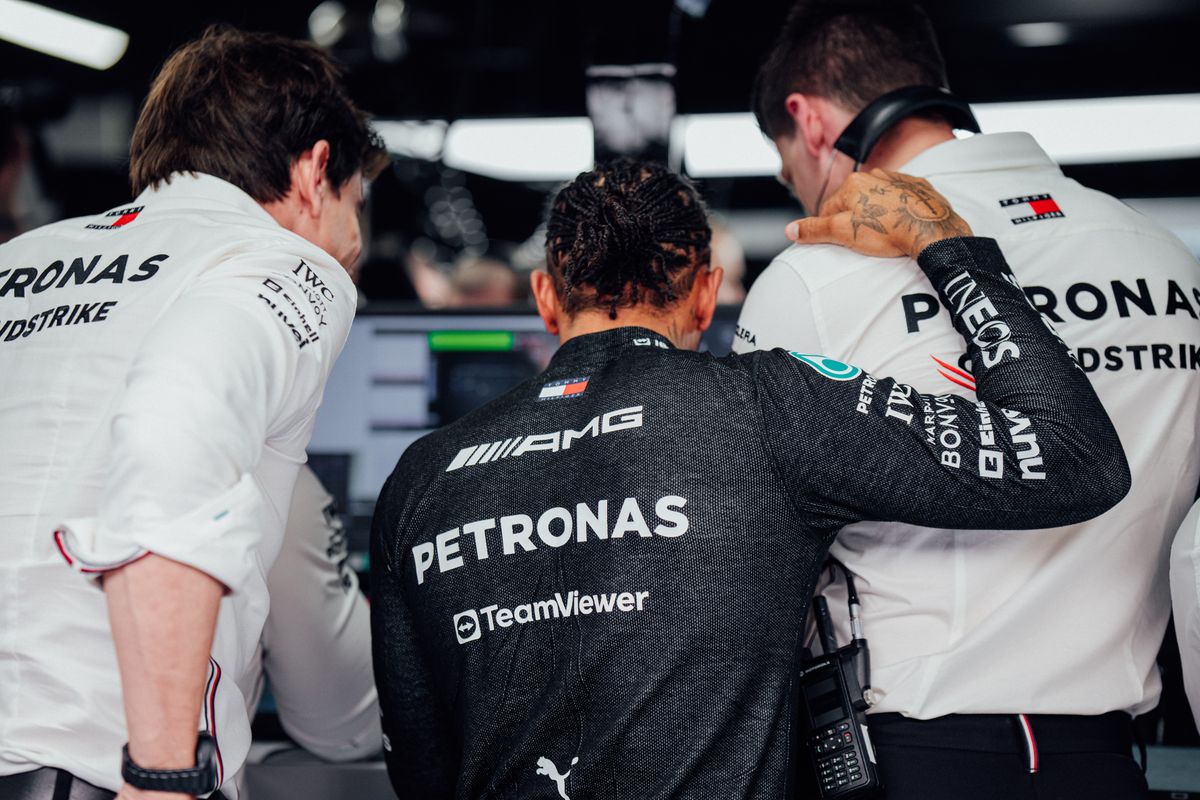 Lewis Hamilton laat Mercedes met een groot probleem achter: 'De timing doet ons pijn'