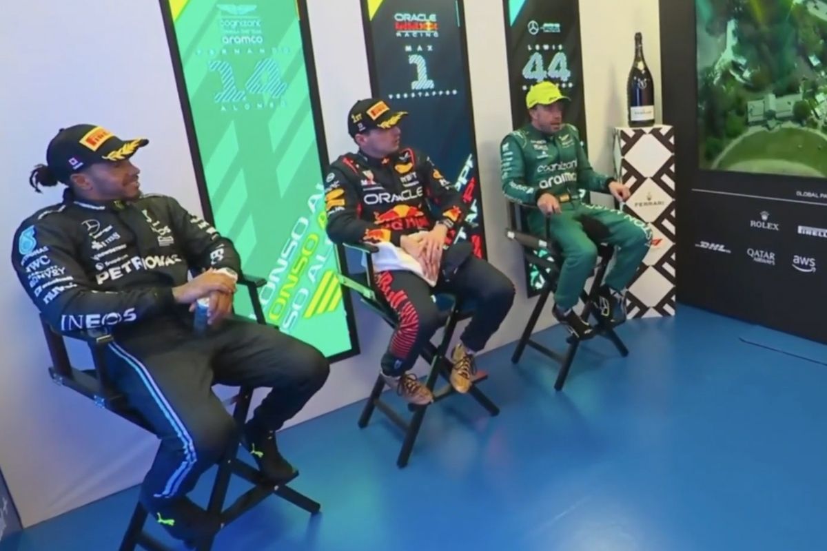 Video: Verstappen, Alonso en Hamilton hebben onderonsje in de cooldown room na de race