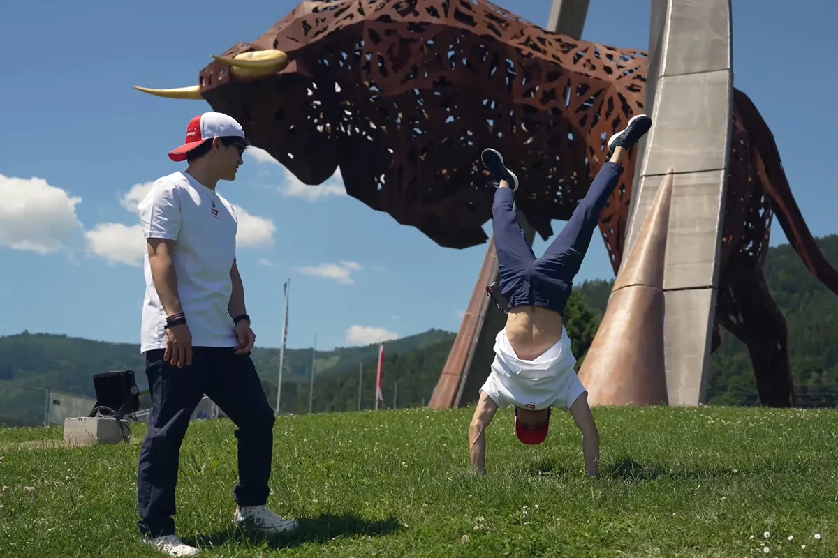 Video: Nyck de Vries en Yuki Tsunoda dollen tijdens AlphaTauri-fotoshoot