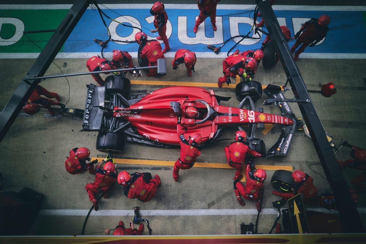 Charles Leclerc schrikt van keuze Ferrari: 'Ik weet niet wat er gebeurde'