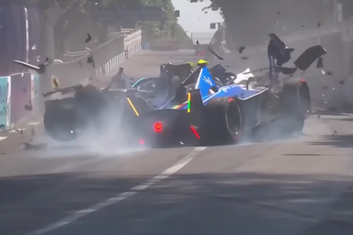 Video: Megacrash zorgt voor rode vlag tijdens Formule E-race in Rome