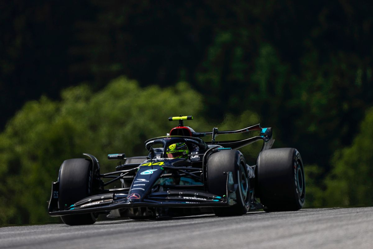 Lewis Hamilton tegengesproken door Mercedes-directeur na opmerking over Verstappen