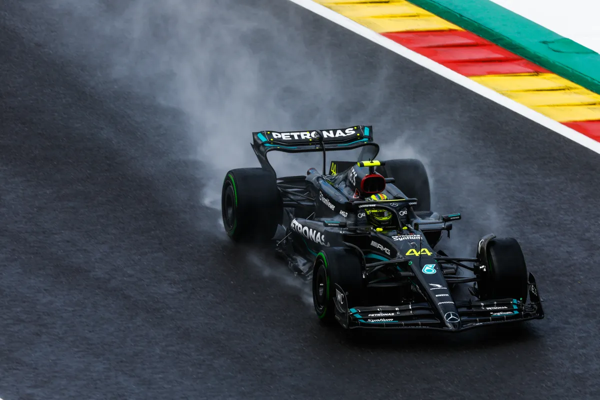 Internet ontploft compleet na penalty voor Lewis Hamilton