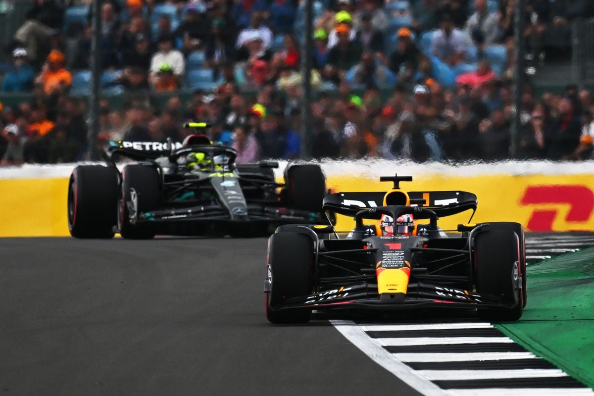 Schumacher ziet Max Verstappen voorbij gaan aan Hamilton