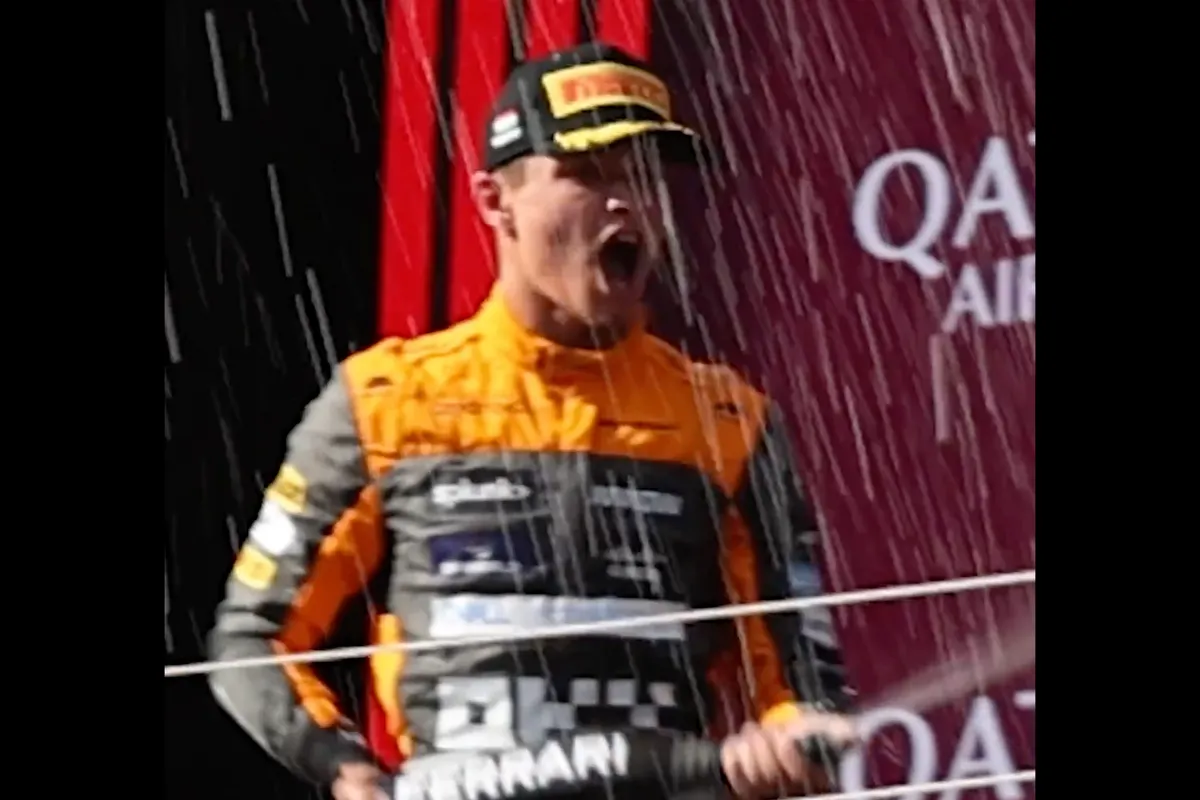 Video: Het schuldbewuste gezicht van Lando Norris nadat hij de trofee van Max Verstappen sloopt