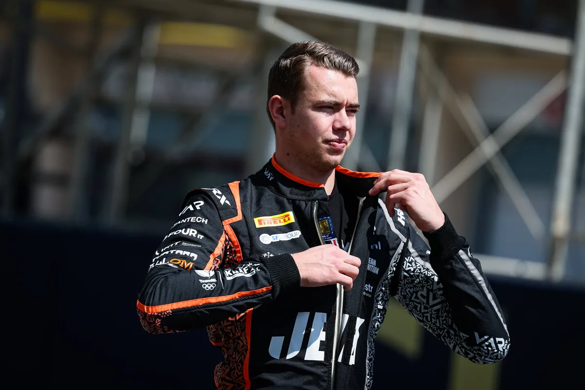 Richard Verschoor eert Dilano van 't Hoff na F2-overwinning in Oostenrijk