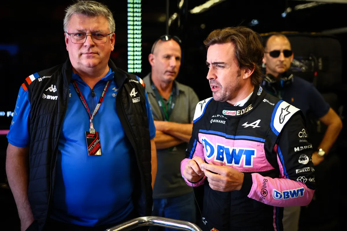 Fernando Alonso haalt zijn gram na ontslag Szafnauer bij Alpine: 'Hij moet zijn mond houden'