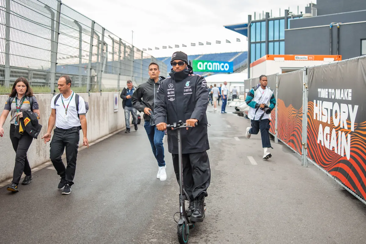 Coulthard ergert zich aan 'buitenbeentje' Hamilton: 'Is hij bang dat iemand hem om een handtekening vraagt?'