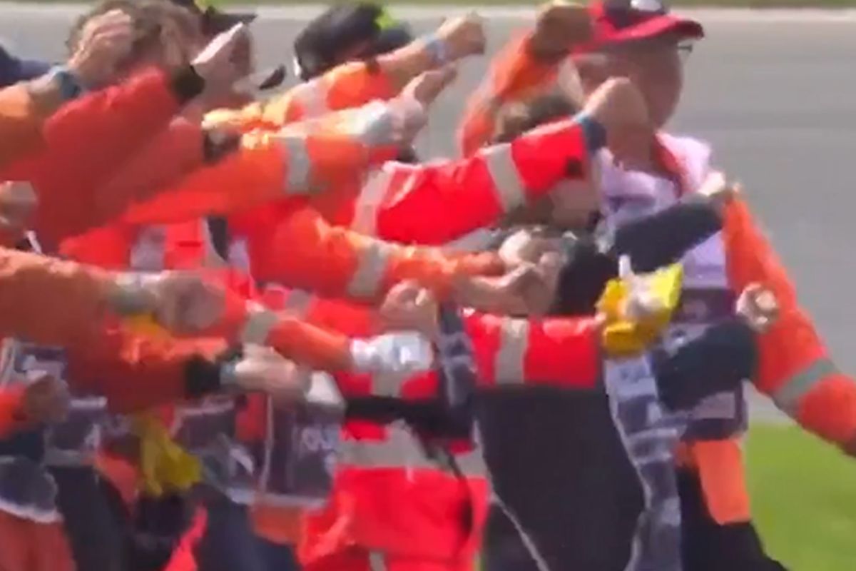 Video: Fans en marshals maken er in Zandvoort het beste van tijdens regenval