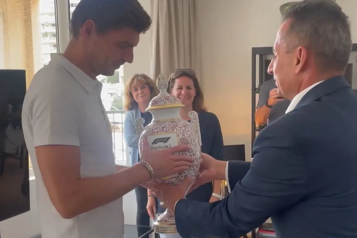 Video: Max Verstappen krijgt gevallen trofee voor winst Hongaarse Grand Prix terug